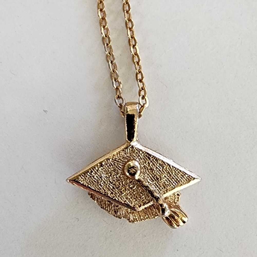 🎓 Grad Cap Necklace - Picture 2 of 5